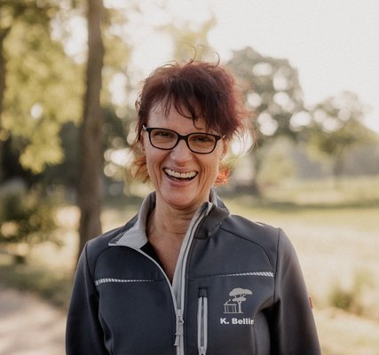 Kerstin_Bellin Nahaufnahme einer lächelnden Frau, die auf einem Feldweg steht