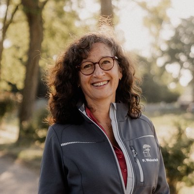 Patricia_Weinrich Eine lächelnde Frau auf einem Feldweg