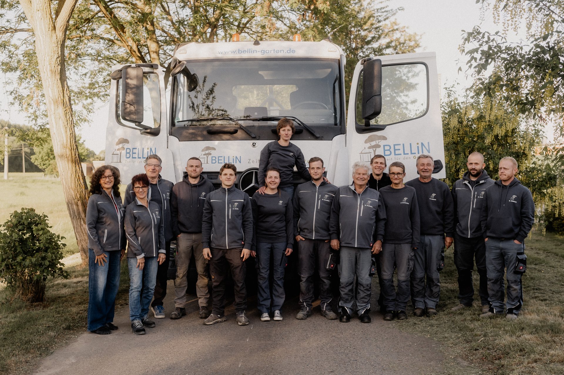 BG_Team_2026 Eine Gruppe von Menschen, die auf einem Feldweg vor einem weißen Lastenfahzeug stehen