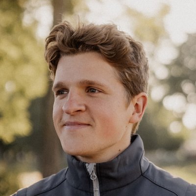 Anton_Bellin Eine Nahaufnahme eines jungen, lächelnden Mannes